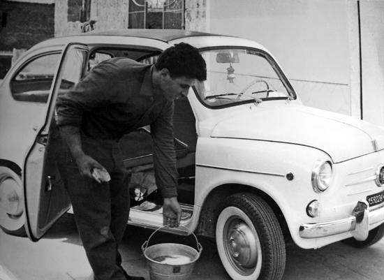 Alberico De Gennaro Sr. washing his Fiat 500 Bambina before picking clients up