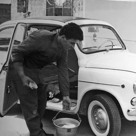 Alberico De Gennaro Sr. washing his Fiat 500 Bambina before picking clients up